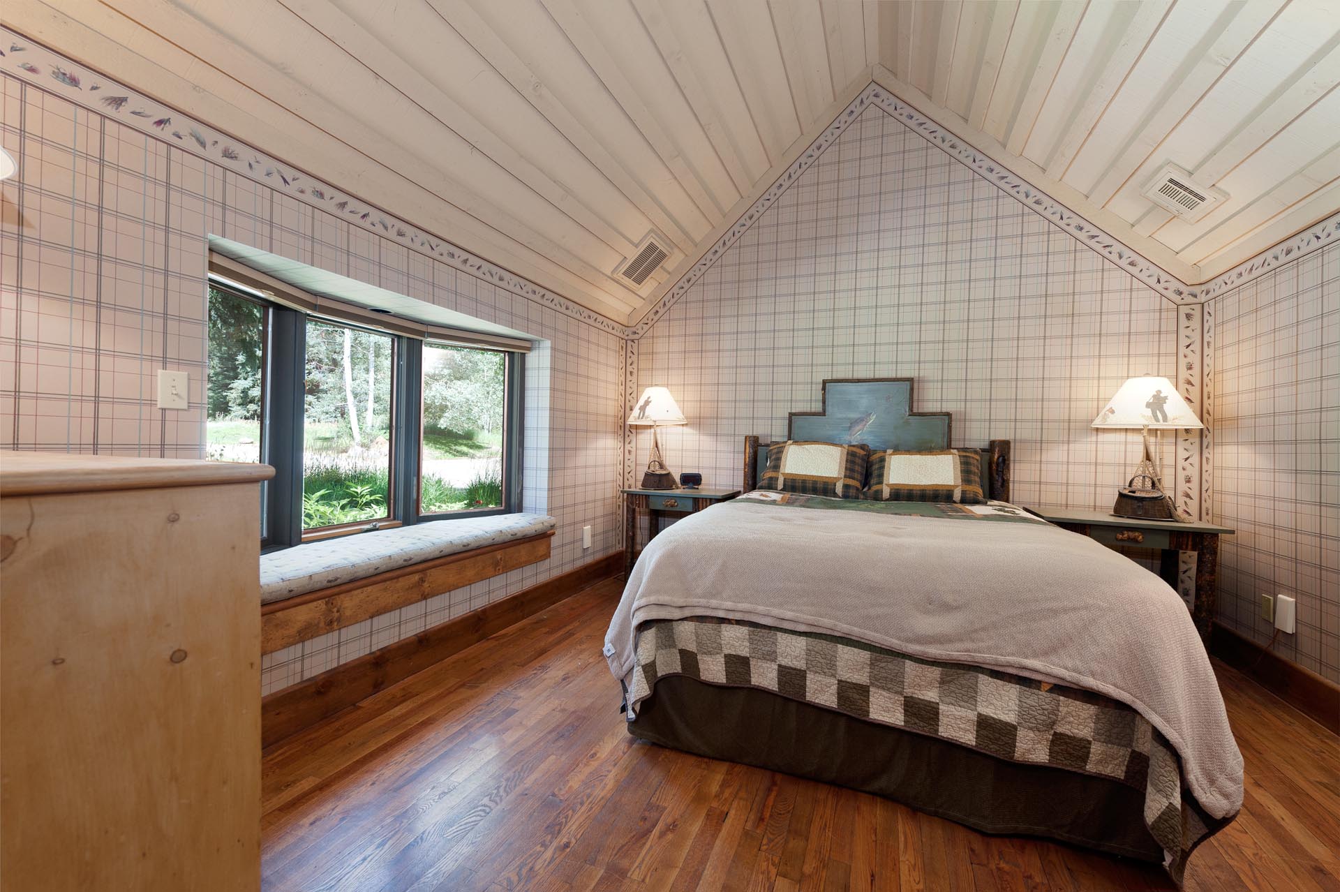 2nd Bedroom - Queen (Main Floor)