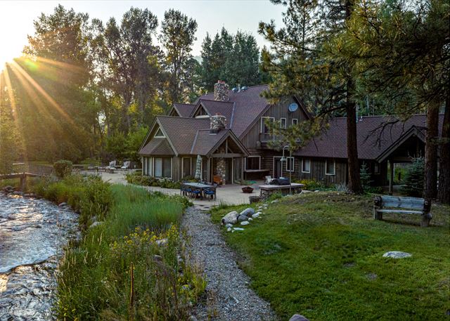 Amazing cabin on 9 acres on the Florida River - Hot Tub - 20 Min to DGO 3