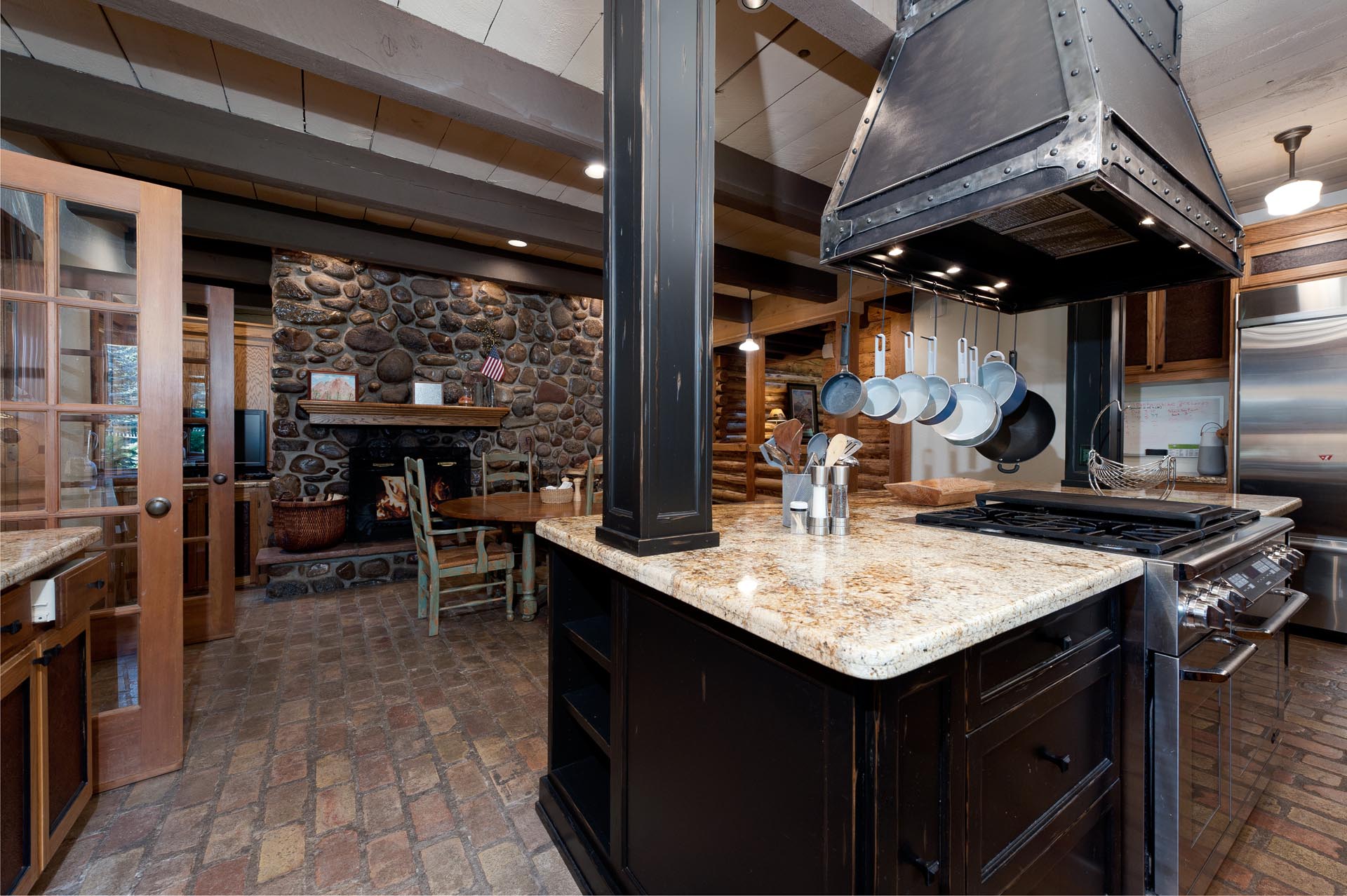Kitchen, Bar and small dining table