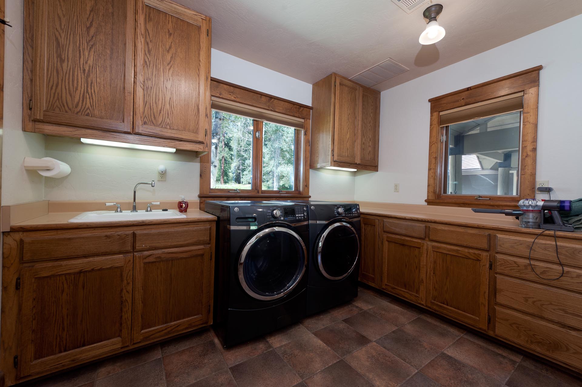 Full size washer/dryer (Laundry detergent provided)