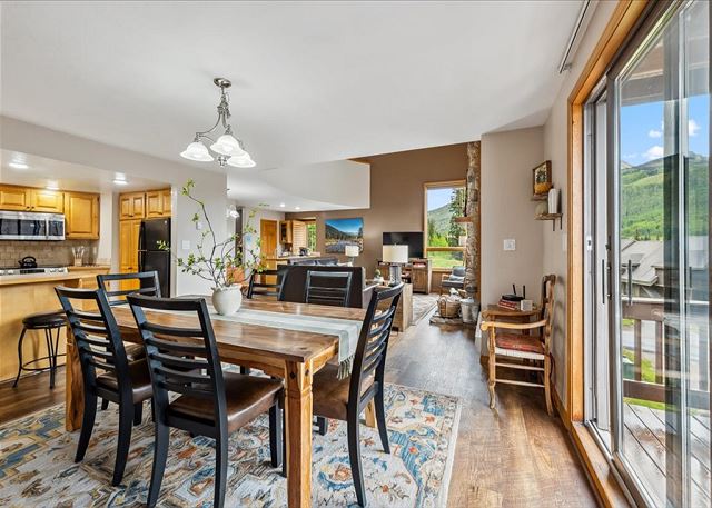 End Unit at Cascade Village - Great Views/EV Charger - 2 Miles to Purg 5