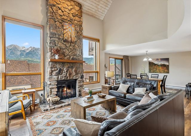 End Unit at Cascade Village - Great Views/EV Charger - 2 Miles to Purg 2