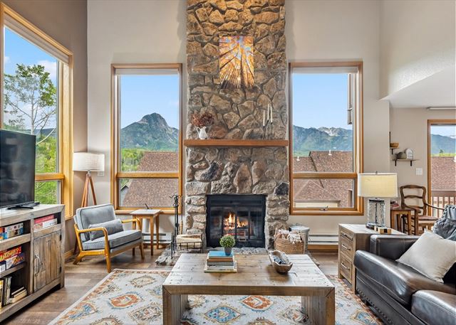 End Unit at Cascade Village - Great Views/EV Charger - 2 Miles to Purg