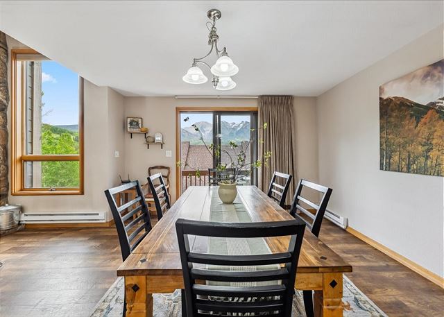 End Unit at Cascade Village - Great Views/EV Charger - 2 Miles to Purg 8