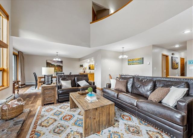 End Unit at Cascade Village - Great Views/EV Charger - 2 Miles to Purg 4