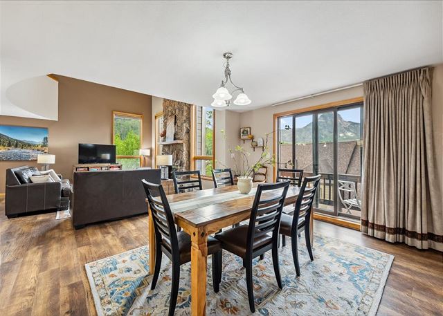 End Unit at Cascade Village - Great Views/EV Charger - 2 Miles to Purg 6