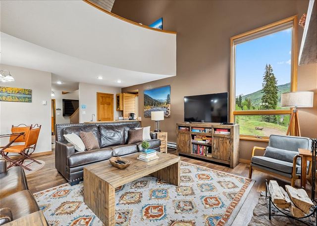 End Unit at Cascade Village - Great Views/EV Charger - 2 Miles to Purg 3