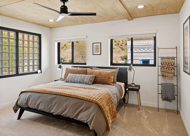 New Listing! Luxury Uptown Loft Apartment/Panoramic Views/Downtown Creede 9