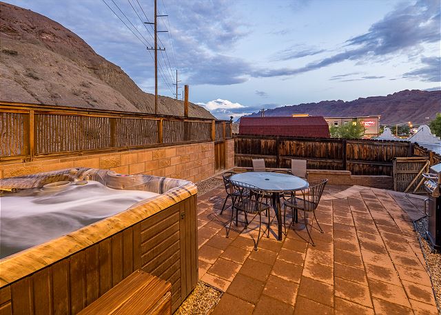 New Listing! Walk to Downtown Moab | Hot Tub | Ideal for Groups 6