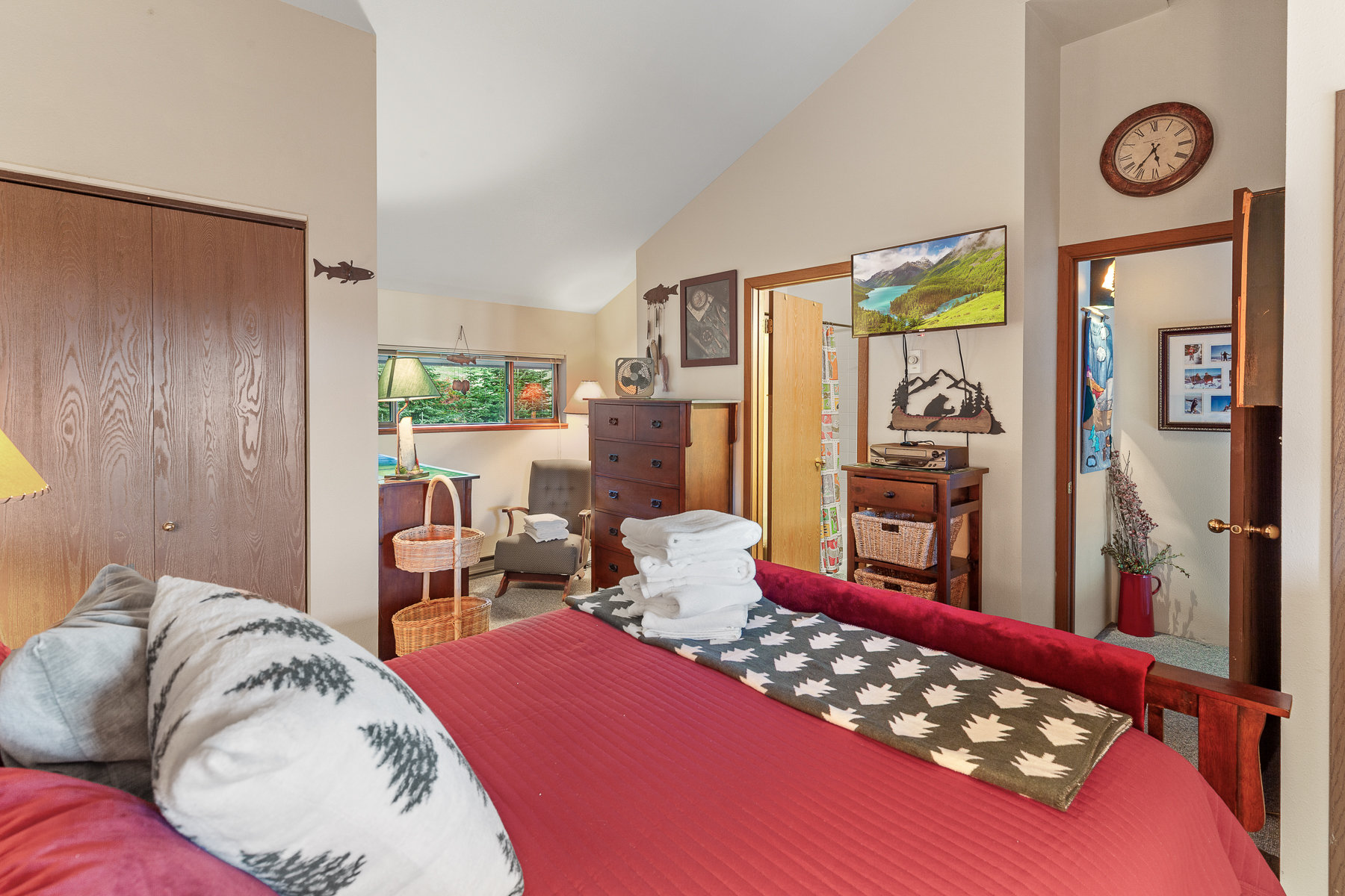 Queen bedroom with ensuite bathroom