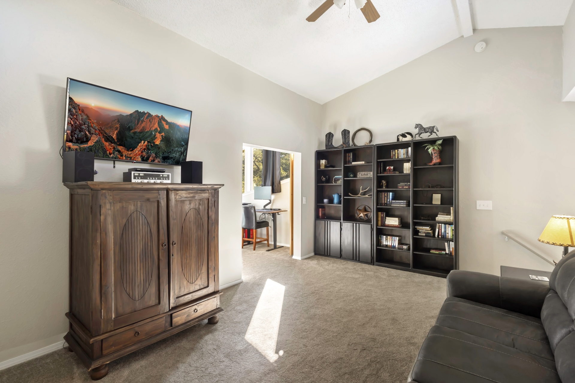 Open upper loft with Smart TV and sleeper sofa