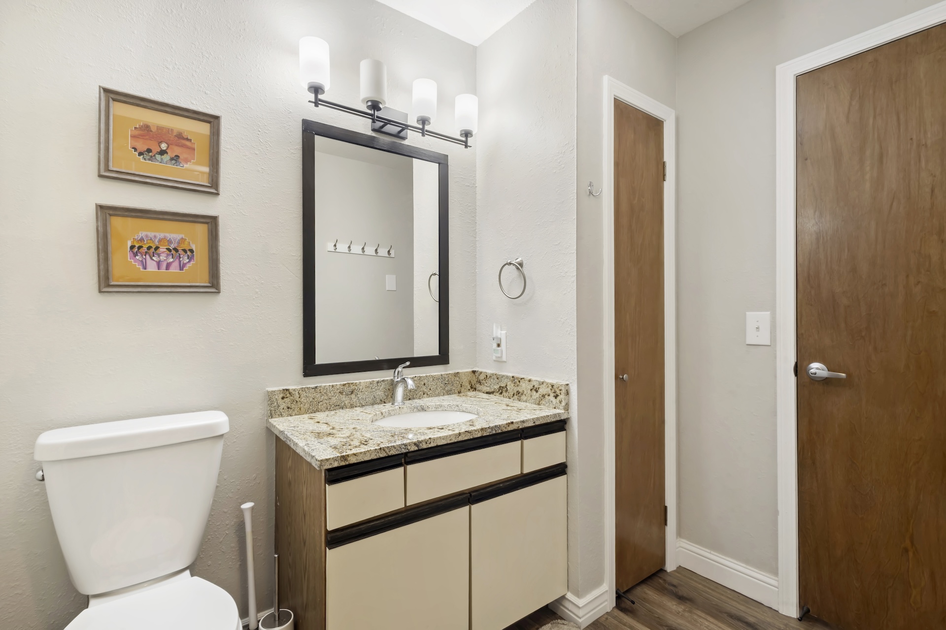 Main level hall bathroom with tub/shower combo.