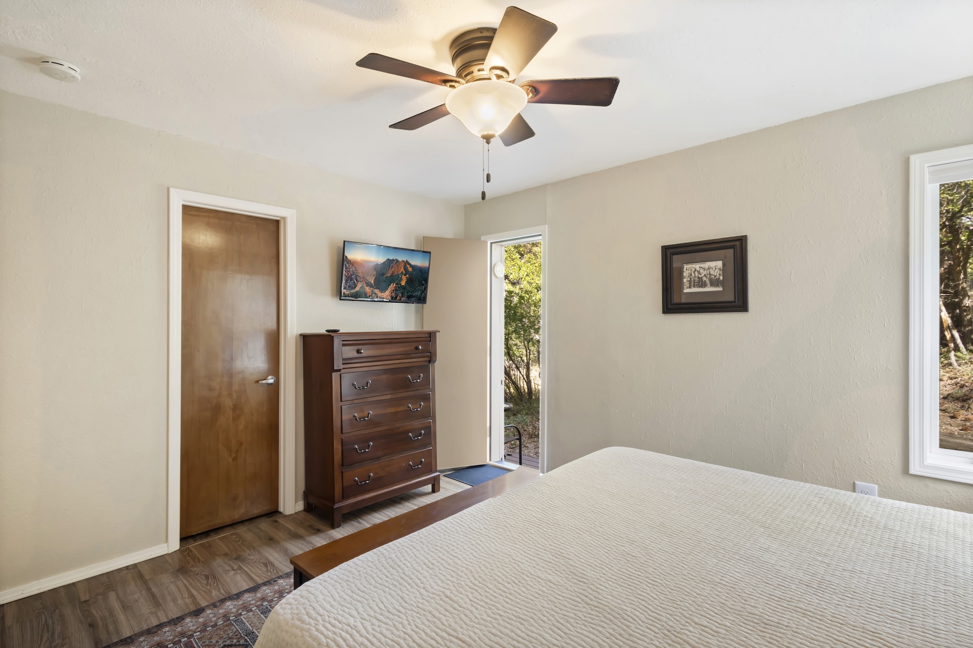 King bedroom with outdoor access, ensuite bathroom and Smart TV.