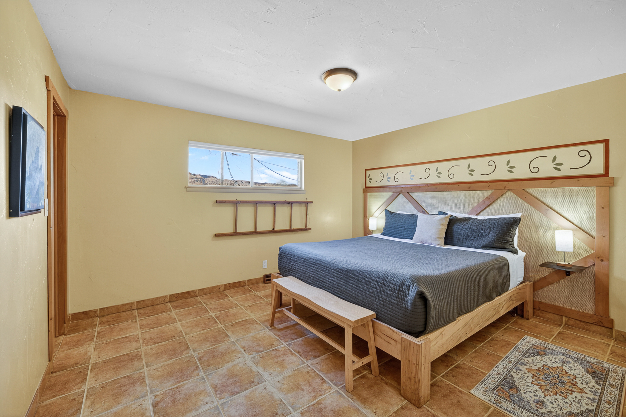 King room with brand new king mattress