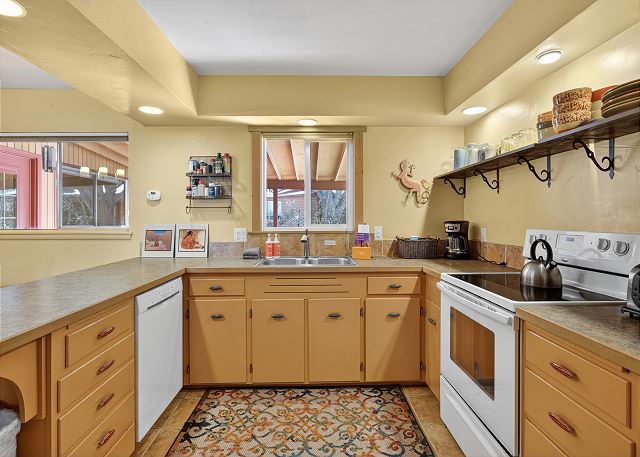 New! Juanita's Place | Private Hot Tub | Big Yard 9