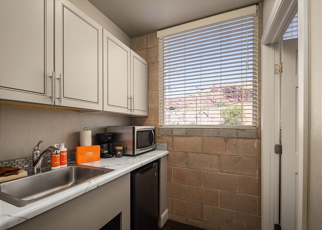 New Listing! Modern Studio Retreat in the Heart of Moab 9