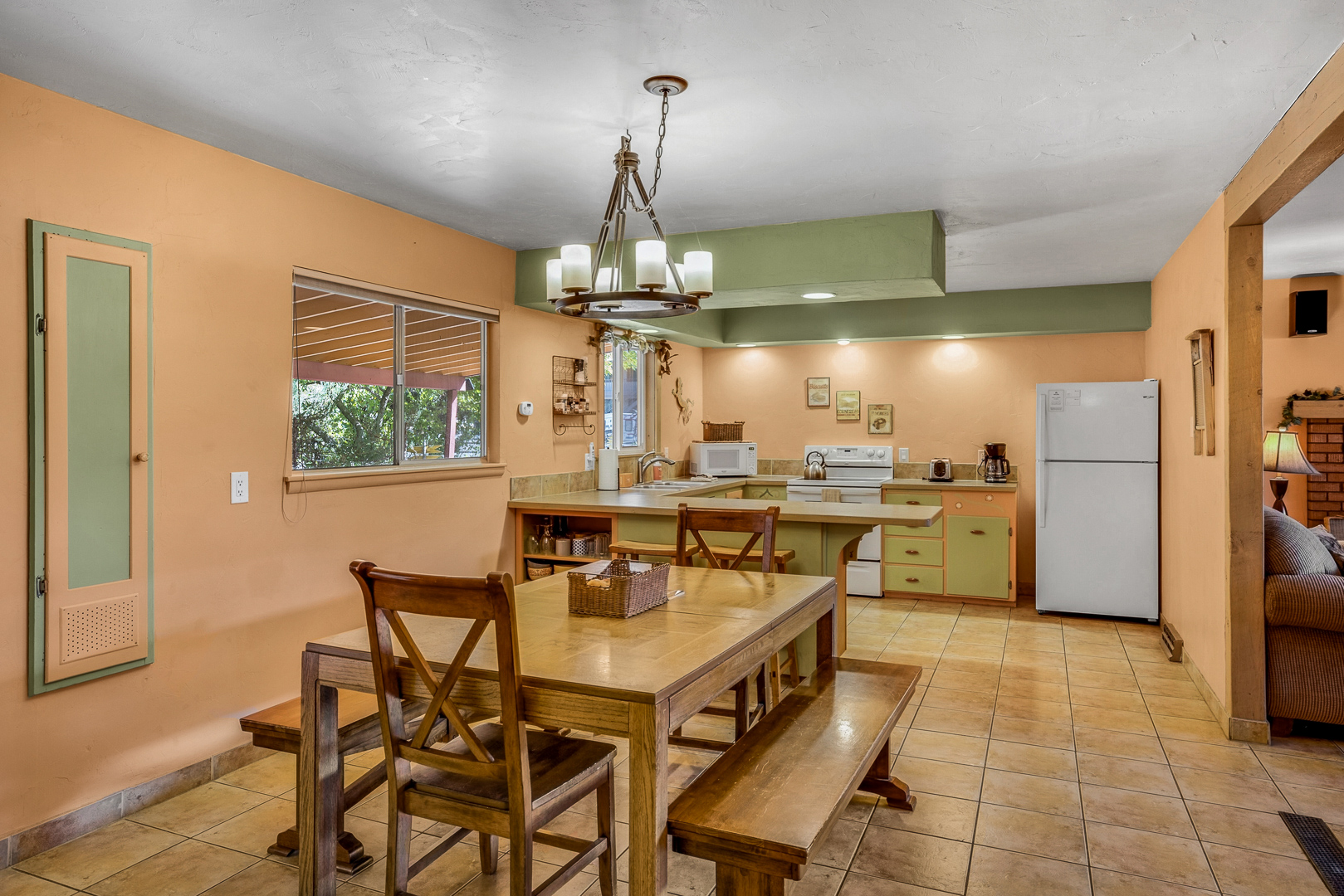 Ample seating for 6 guests - 3 bedroom unit