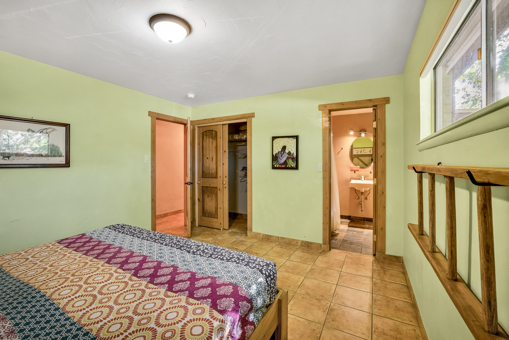 King bedroom #1 with ensuite bathroom - 3 bedroom unit