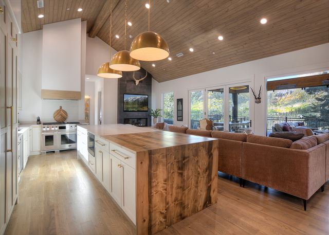 Brand New Home on 2 Acres - Amazing Deck/Views - Hot Tub/BBQ/Fire Table/AC 4