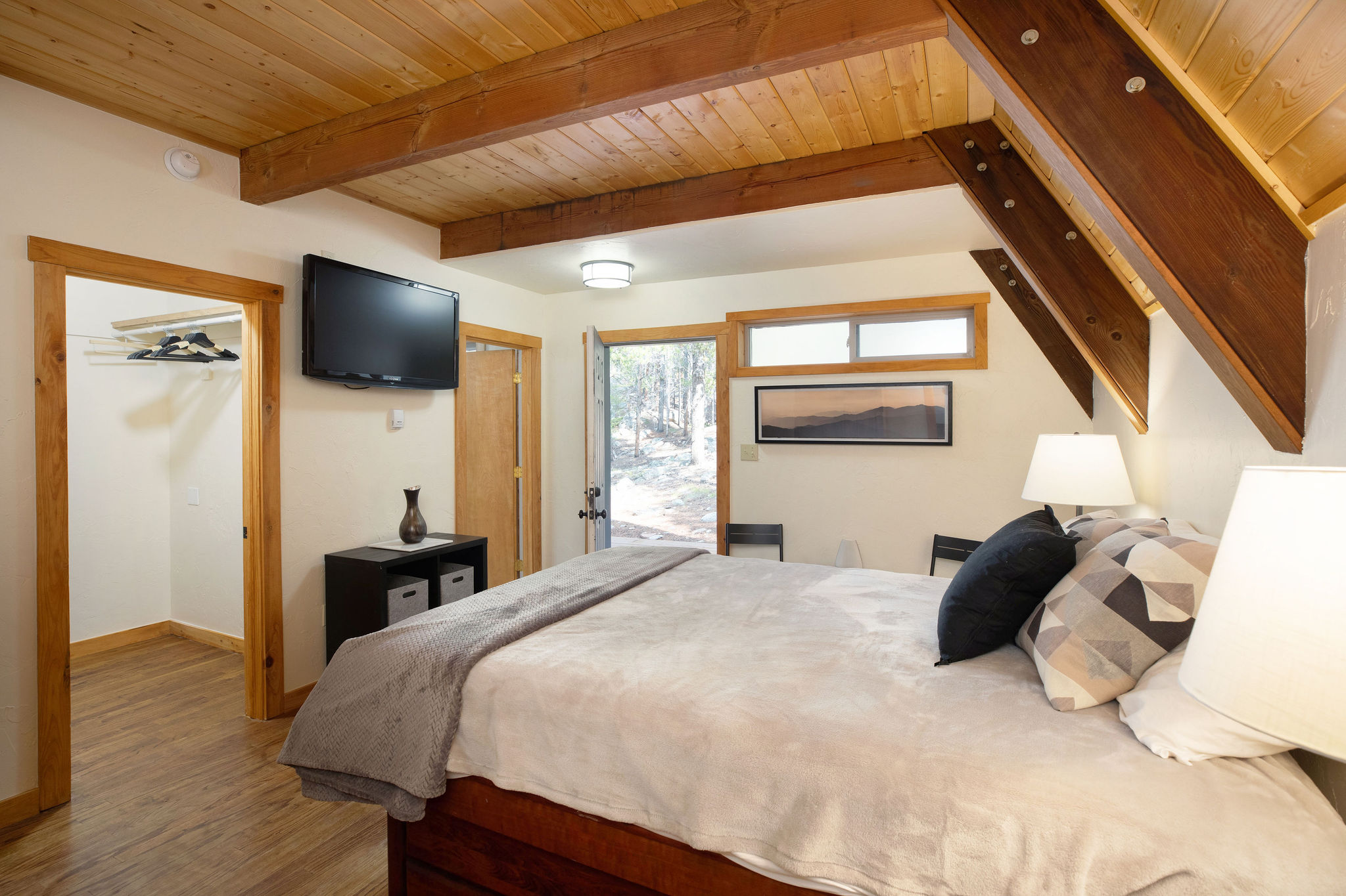 Bedroom 2: Queen Bed w/ En-suite Bathroom (Main Level)