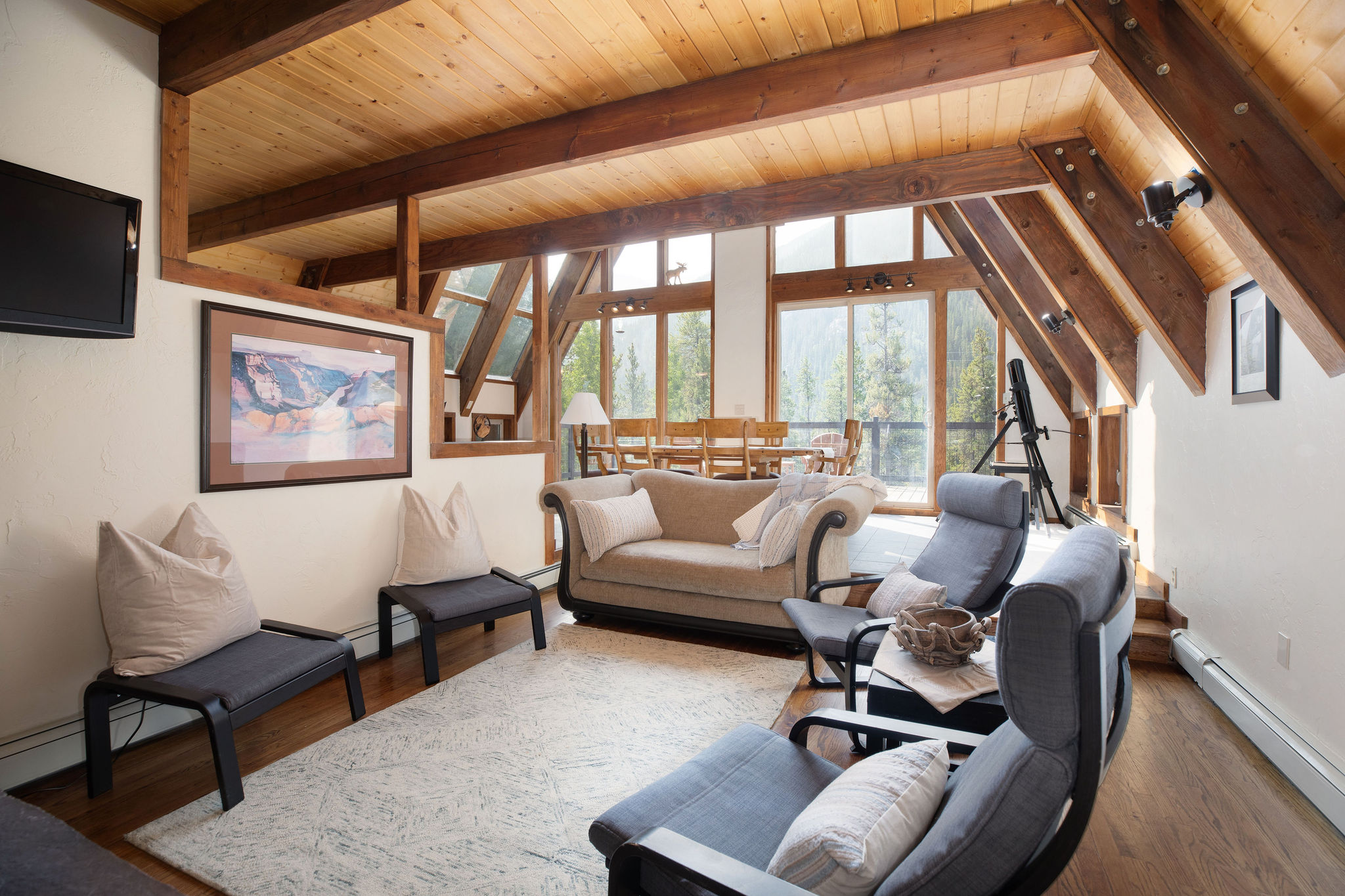 Living room area with TV - gather around for a movie night!