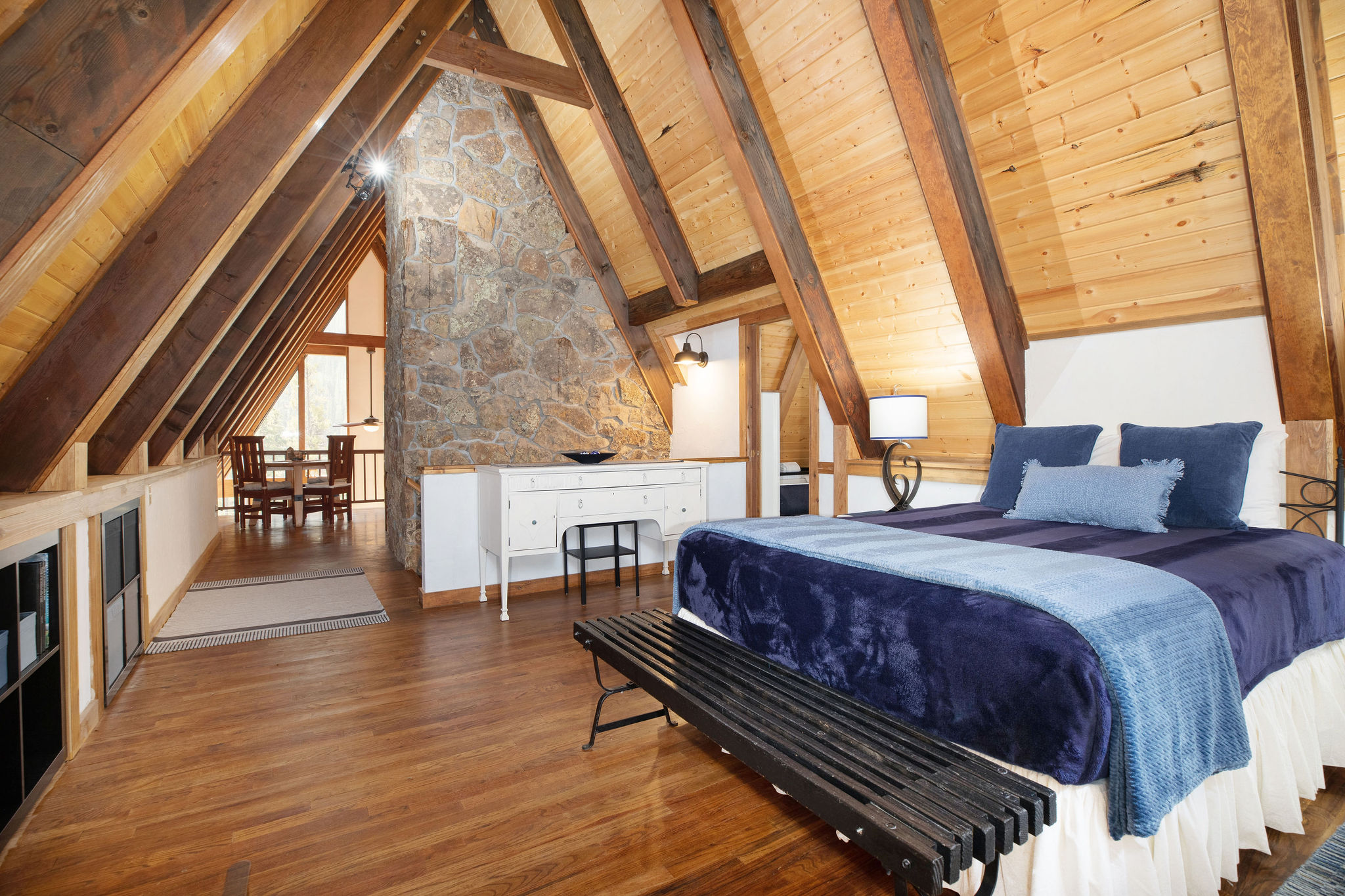 Bedroom 1: Queen Bed w/ En-suite Bathroom (Main Level)