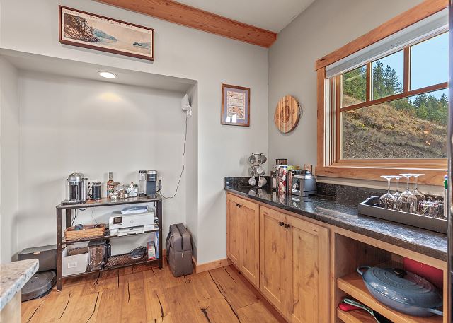 New Listing! Spectacular Retreat | 3 Private Suites | Minutes from Sandpoint 9