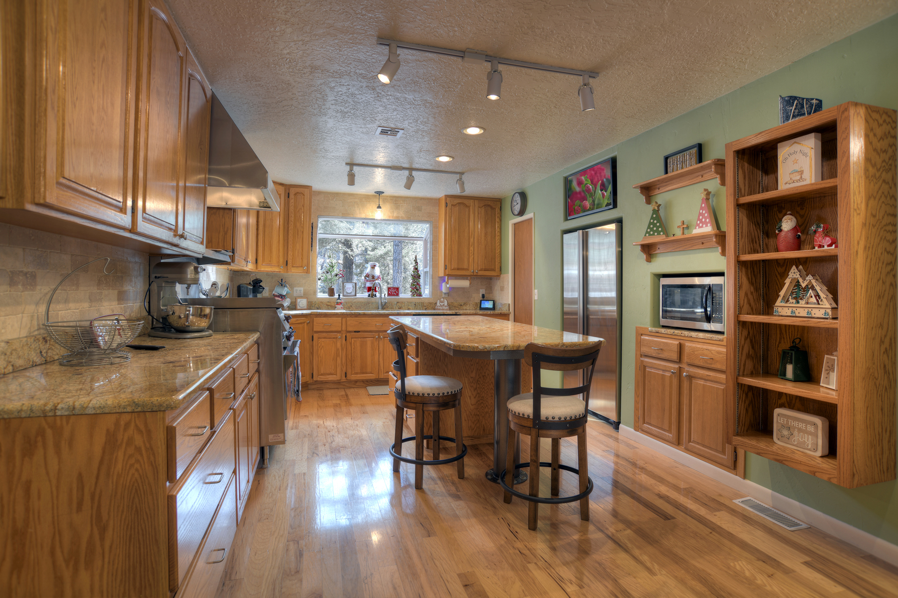 Whip up your favorite meals in this beautifully designed kitchen
