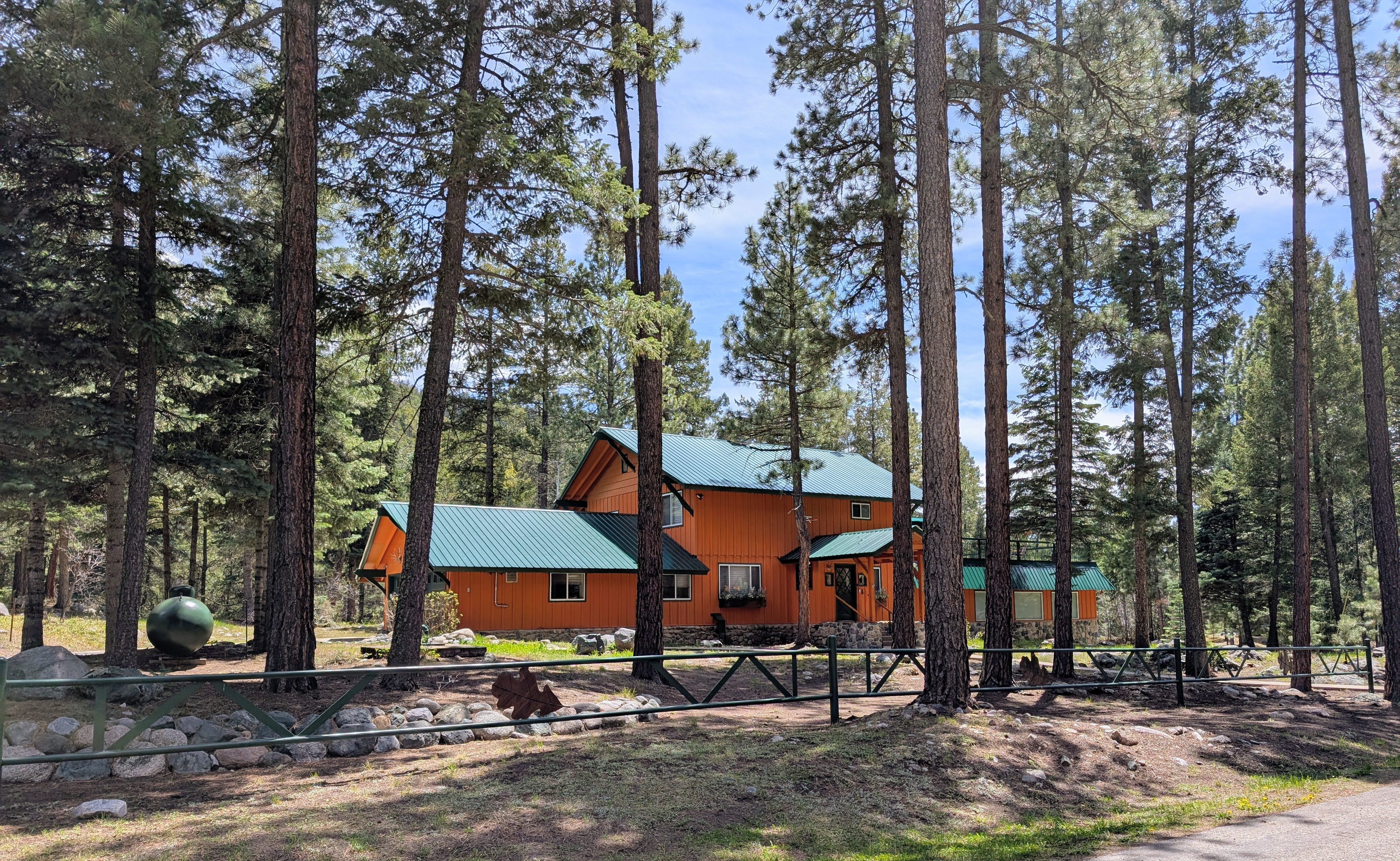 Riverside lodge w/ privacy & trail access | Photo 1