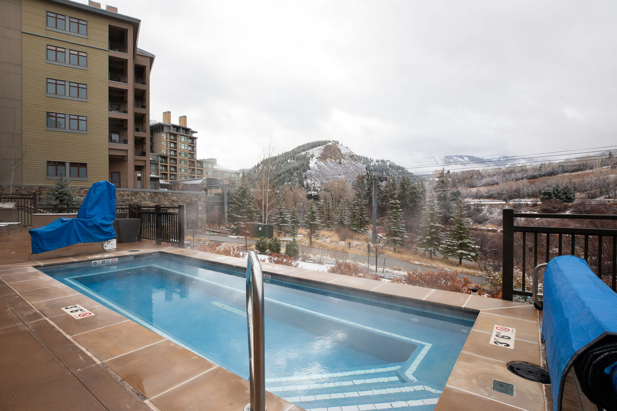 Enjoy access to heated outdoor pool and hot tubs—perfect for après-ski relaxation