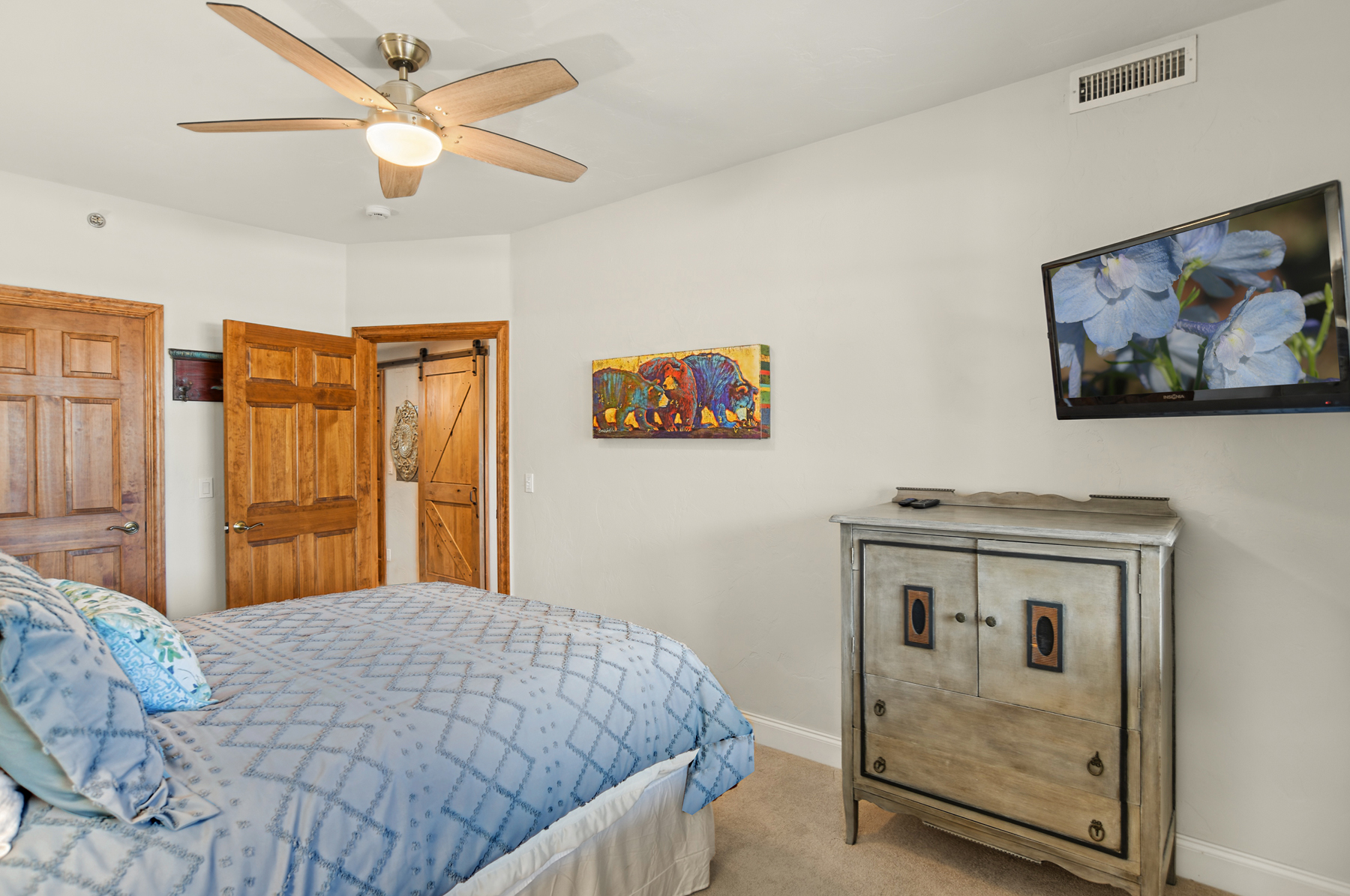 2nd Bedroom - Queen and TV