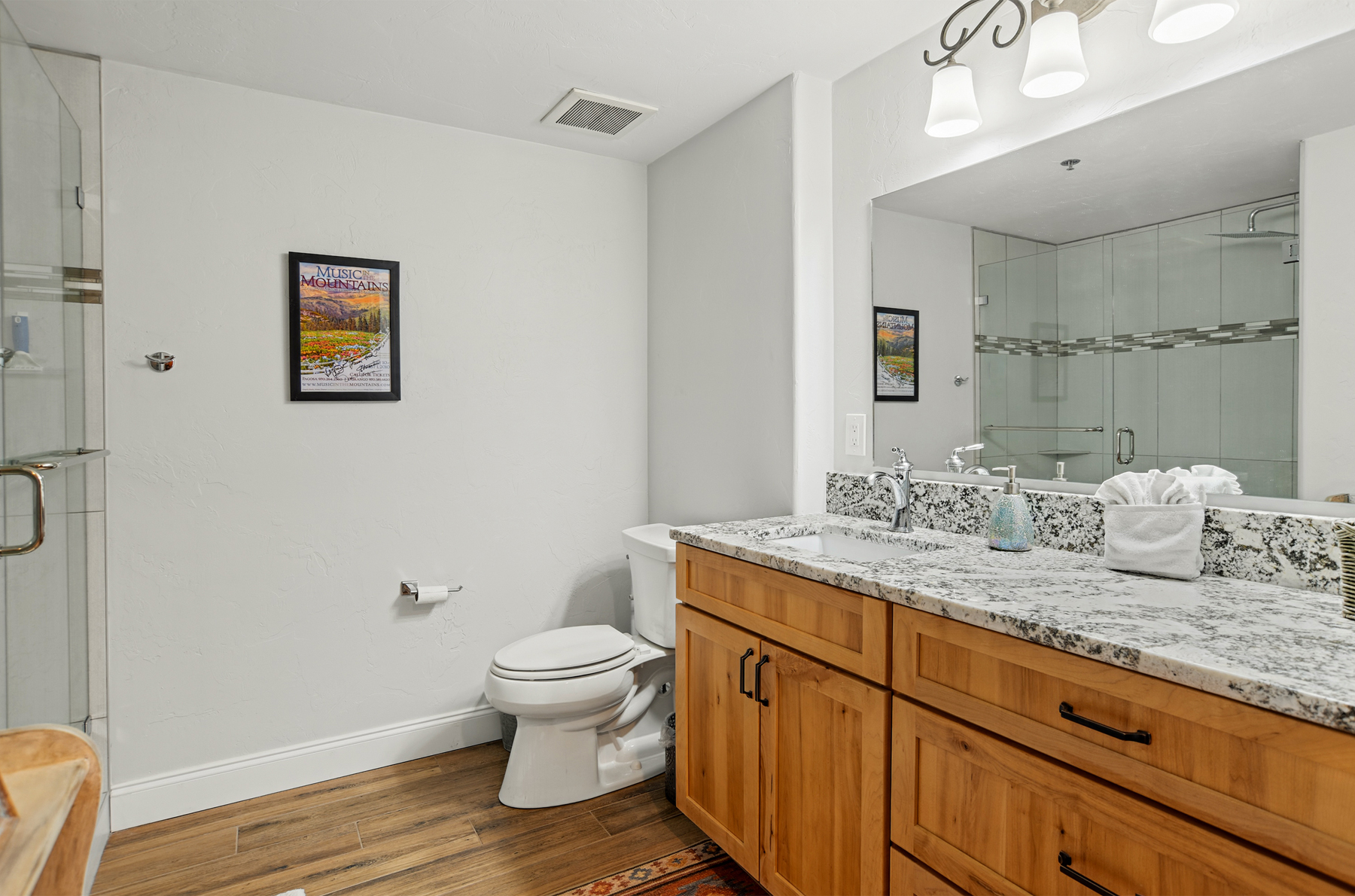 2nd Full Bathroom (in the hallway) 