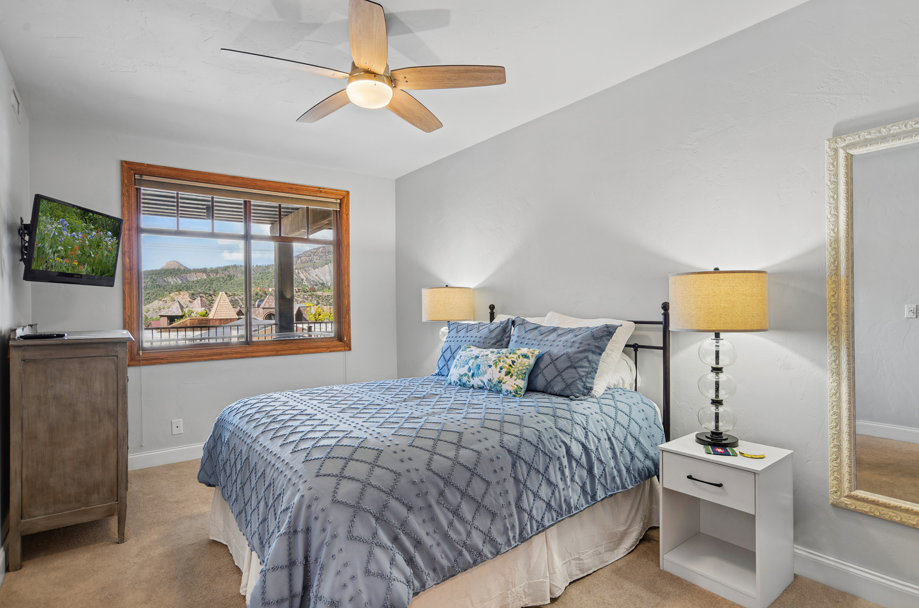2nd Bedroom - Queen and TV