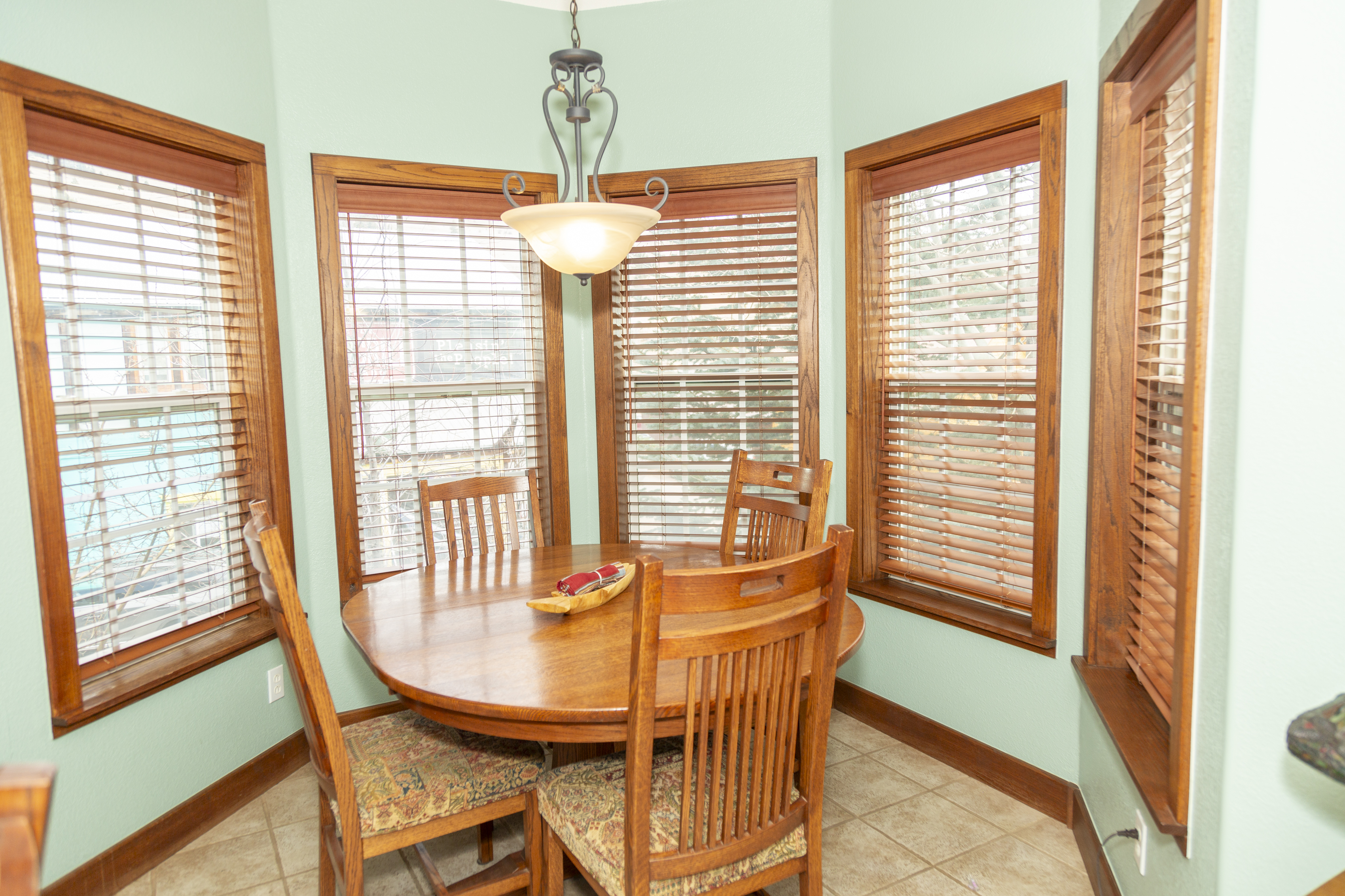 Cozy dining area for 4 