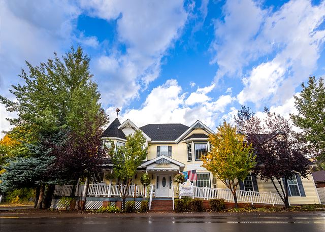 New Listing! The Dusty Rose Inn | Victorian-Style Main St Stay