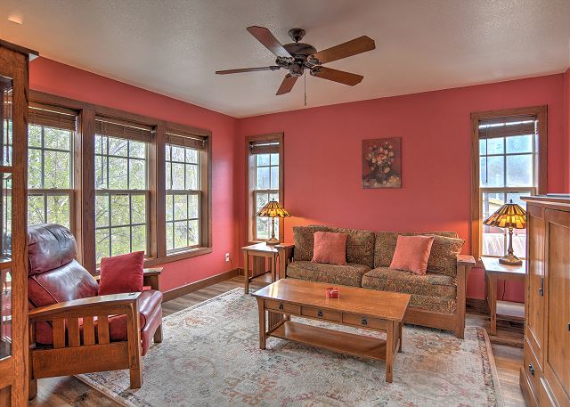 New Listing! The Dusty Rose Inn | Victorian-Style | Main St Stay 5