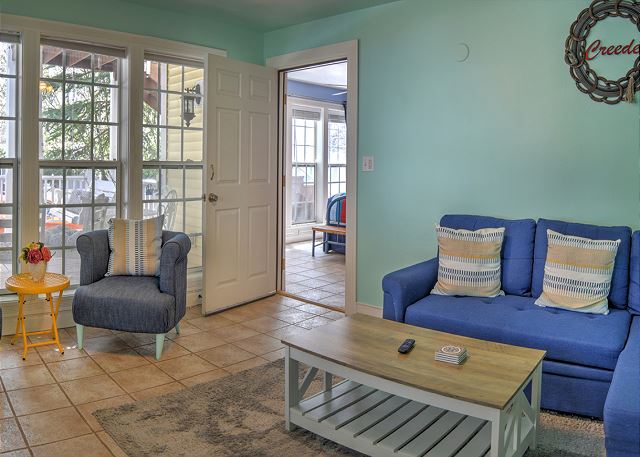 New Listing! The Dusty Rose Inn | Victorian-Style | Main St Stay 4