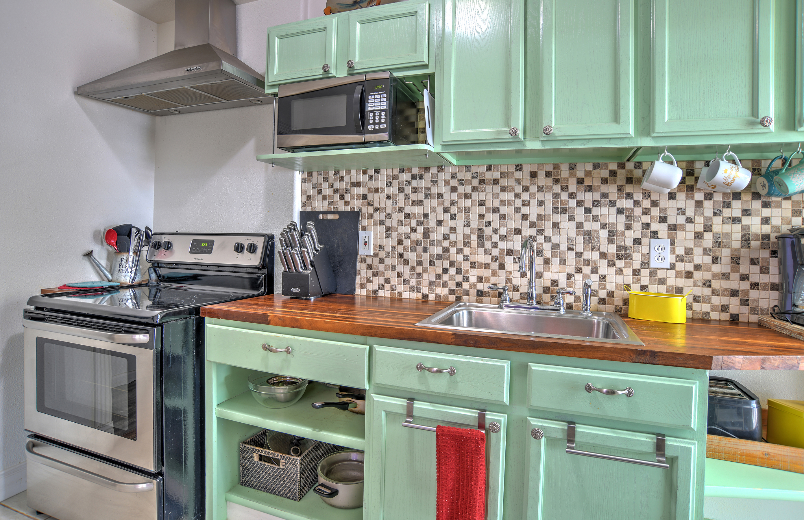 Alley kitchen (no dishwasher).