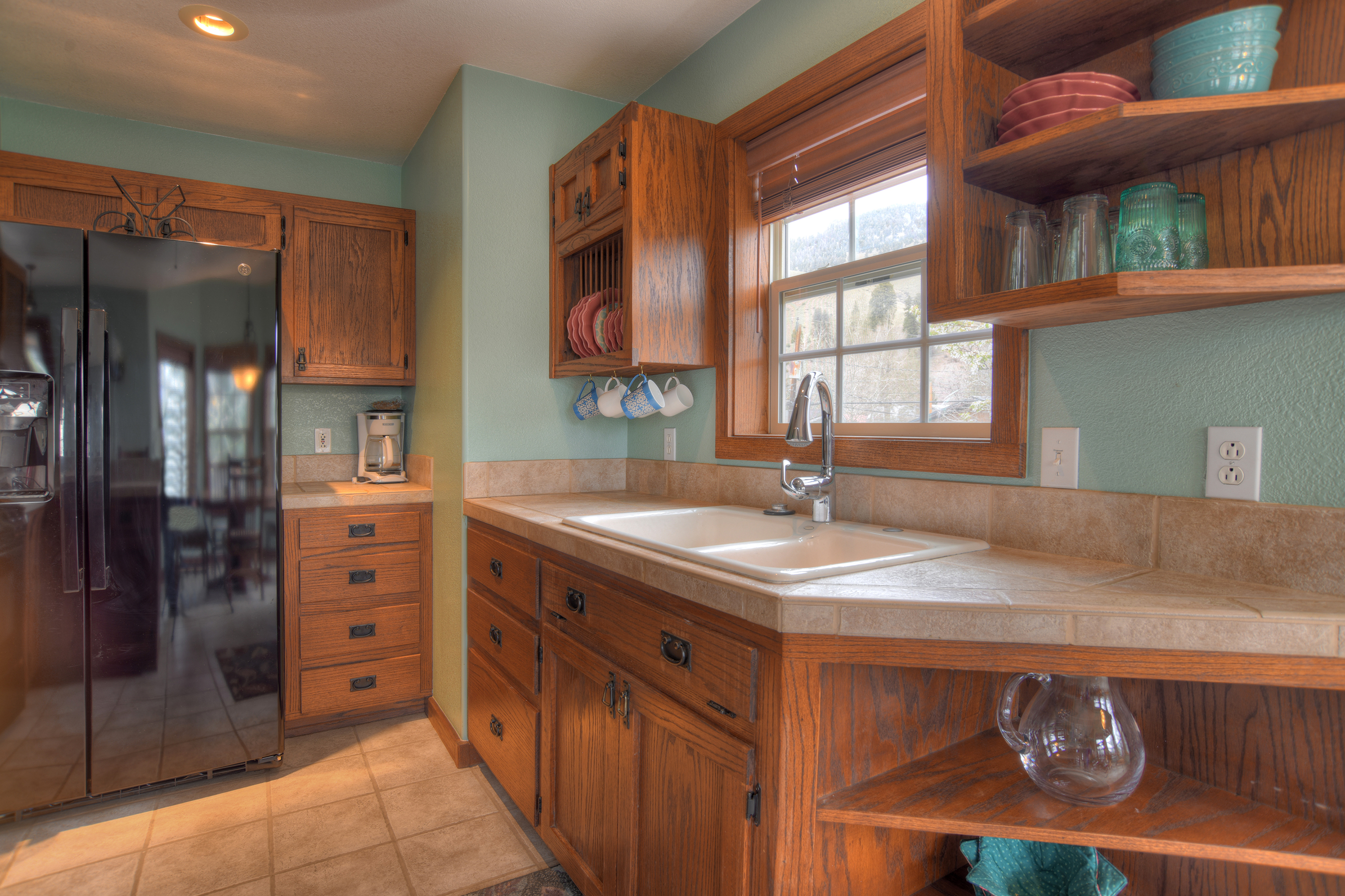 Full kitchen. (Does not have a dishwasher)
