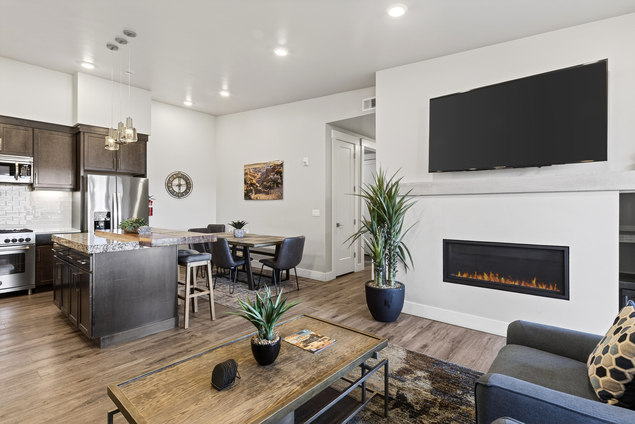 Spacious open-concept living room with 10-foot vaulted ceilings, perfect for gathering the whole group.