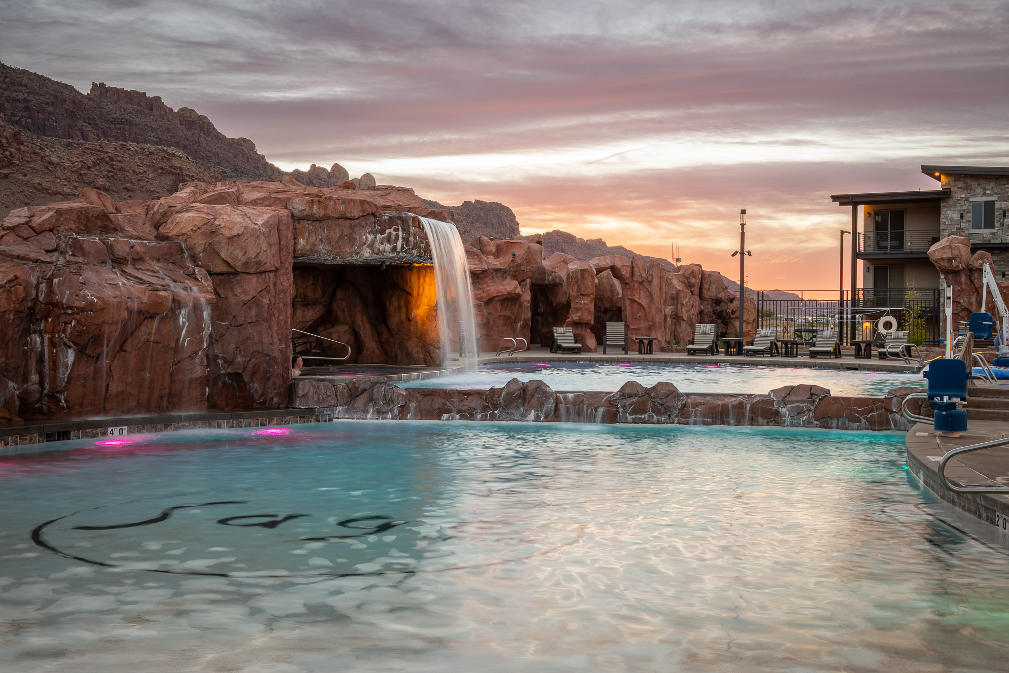 Family-friendly lazy river and slot-canyon style play features perfect for kids after a day on the trails.