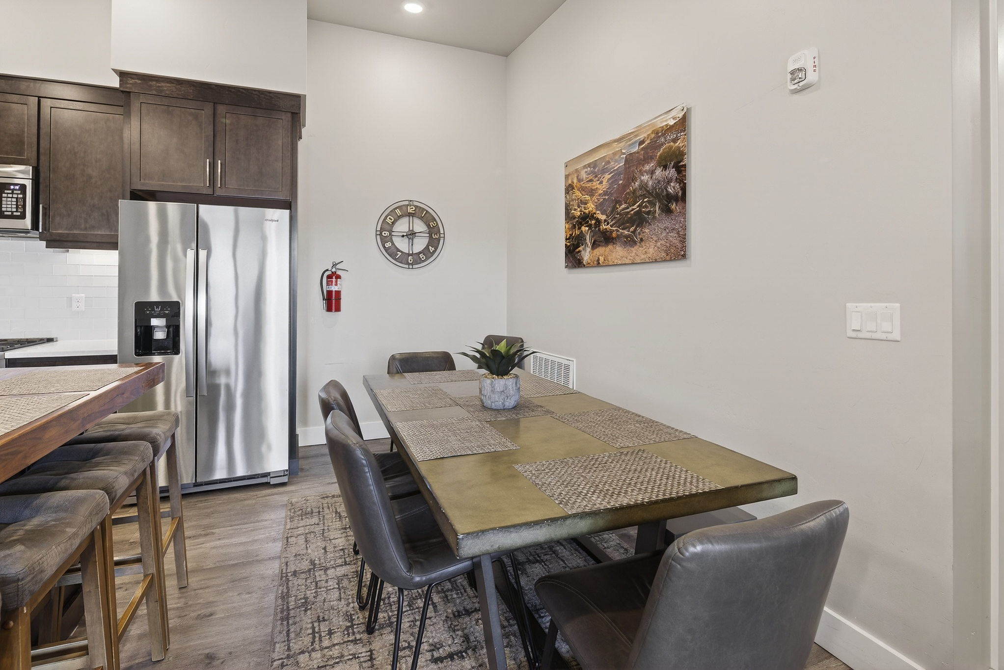 Ample dining seating for 10 guests 