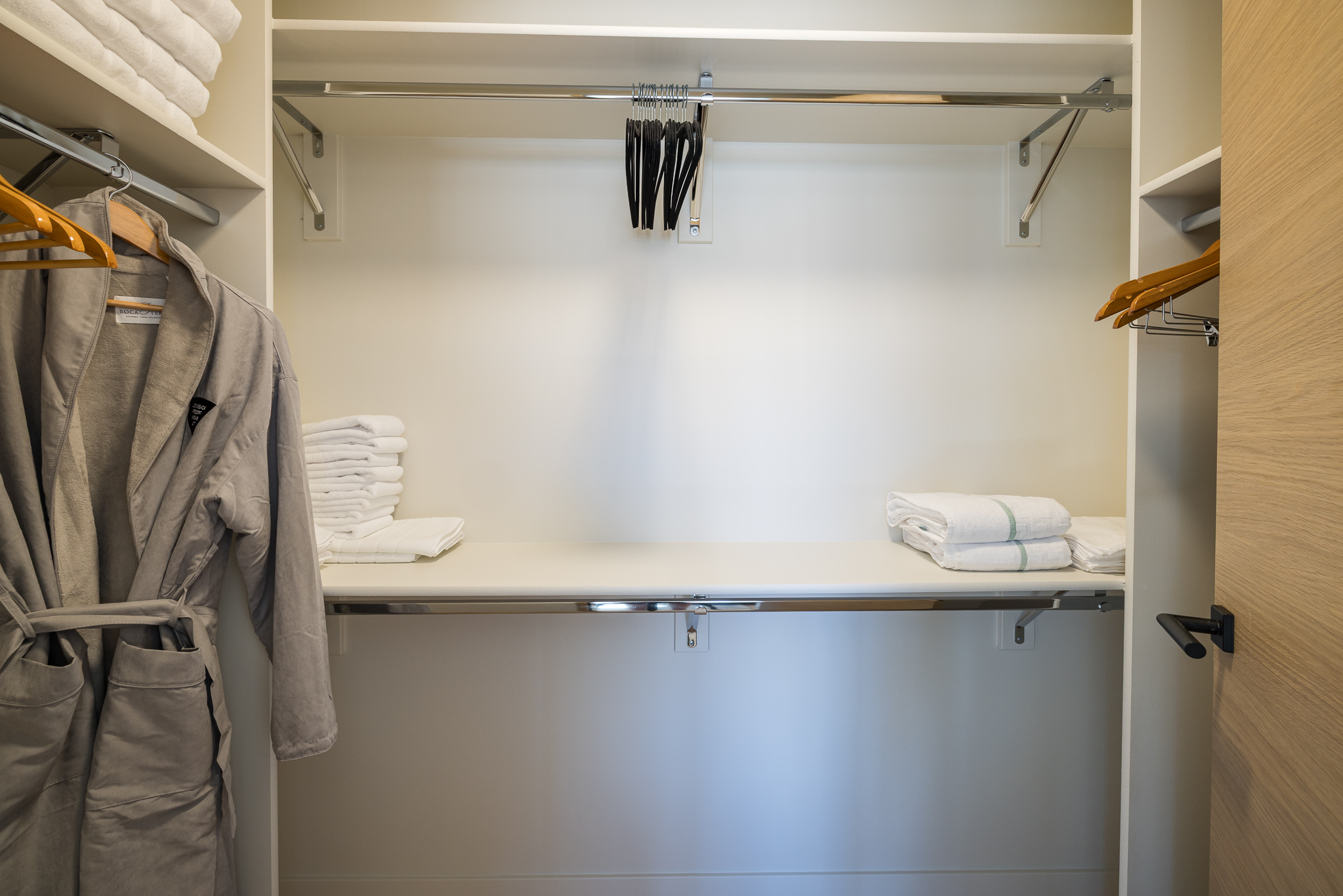 Walk-in closet - ample space 