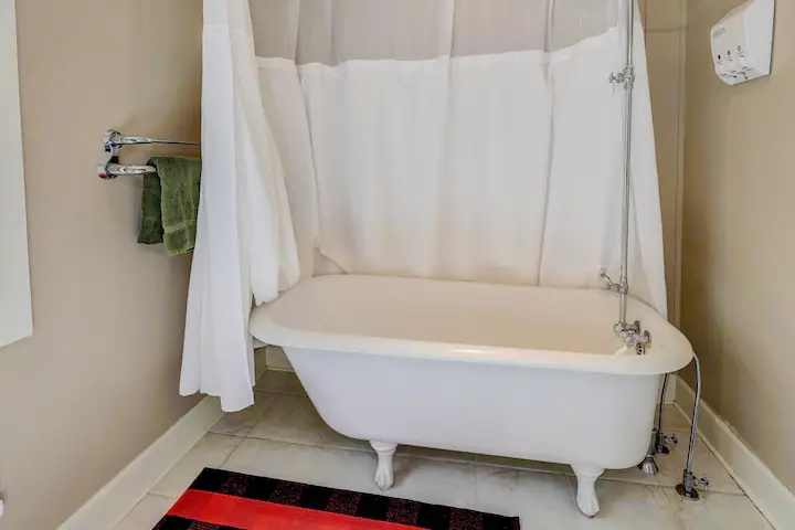 Ensuite bathroom #1 with a tub/shower combo