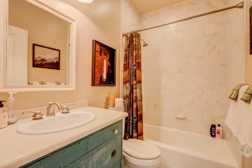 Ensuite bathroom with a tub/shower combo for added flexibility