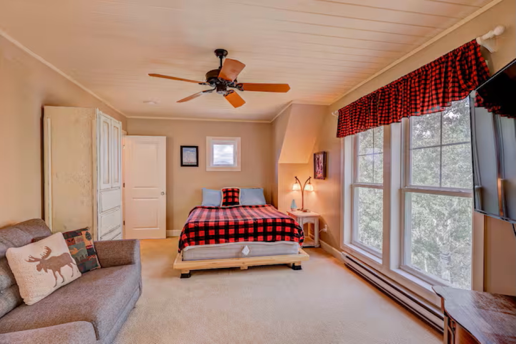 Queen bedroom featuring a smart TV and ensuite bathroom