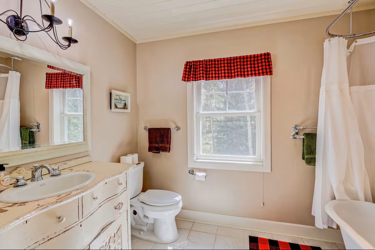 Ensuite bathroom #1 with a tub/shower combo