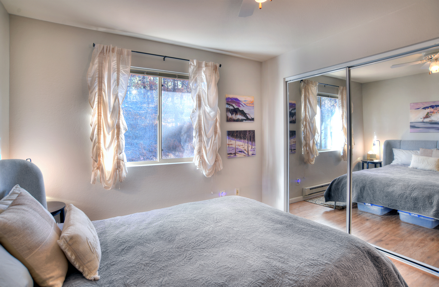 Bedroom with ensuite bathroom access and natural light – comfortable and convenient for your mountain getaway.
