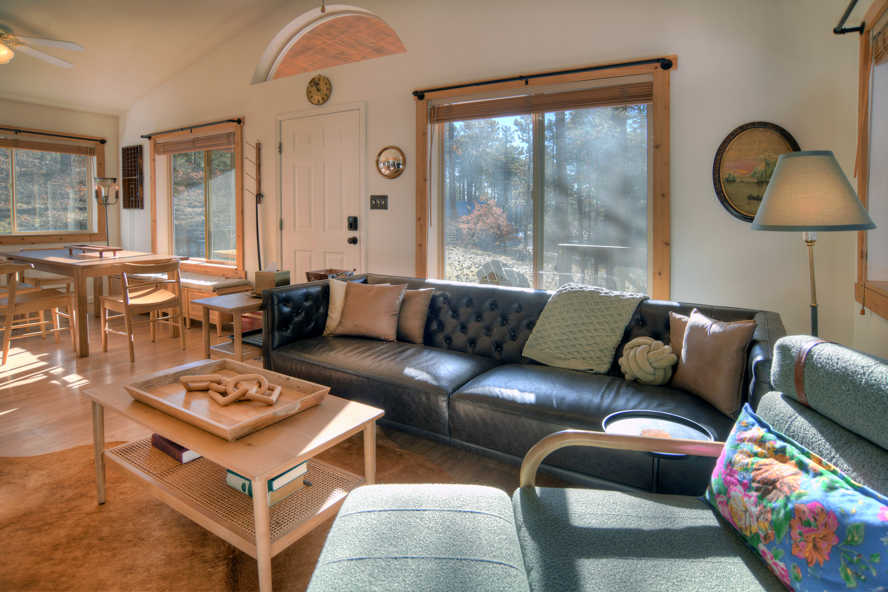 Spacious living room with comfortable leather sofa and mountain views – a perfect spot to relax, read a book, or gather with loved ones.