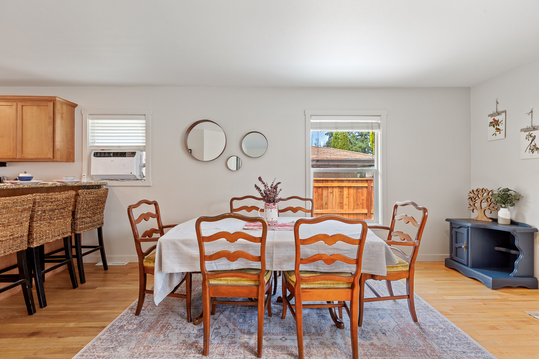 Gather around the table for slow mornings, lively dinners, and everything in between—seating for 6.
